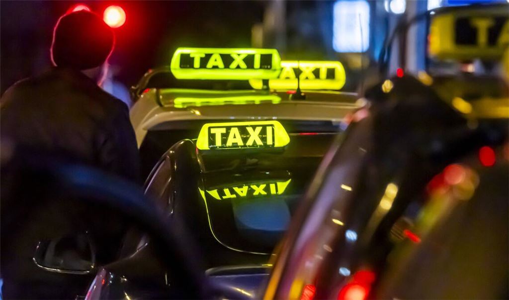 Der 63-jährige Taxifahrer erlitt leichte Verletzungen (Symbolbild).