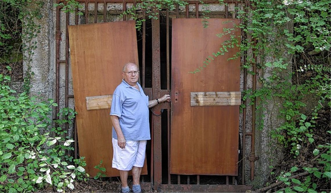 Der 82-jährige Ernst Fürner vor einem der Luftschutzstollen-Eingänge an der Scheffelstraße. Als Kind erlebte er den Bau. Nach 1945 war das Stollensystem Spielplatz für die Maulbronner Jugend.