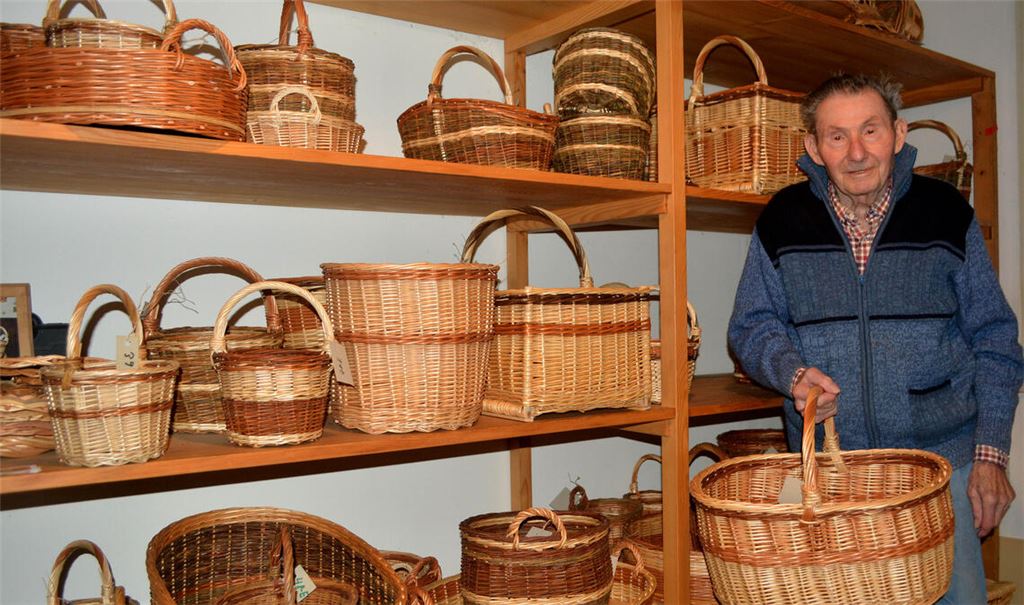 Der 91-jährige Korbmacher Oskar Hees mit einer Auswahl seiner Arbeiten: große Körbe, kleine Körbe, runde und eckige – alles von Hand geflochten. Fotos: Stahlfeld