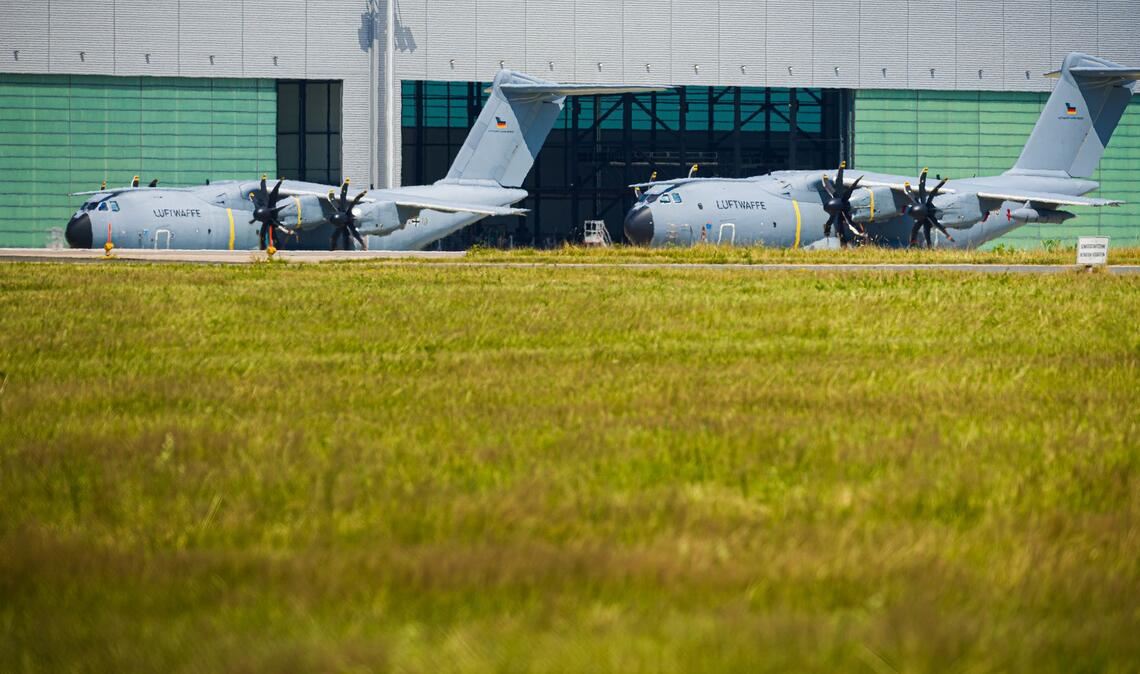 Der A400M kann laut Bundesregierung bis zu 16 Tonnen Material und Personal transportieren.