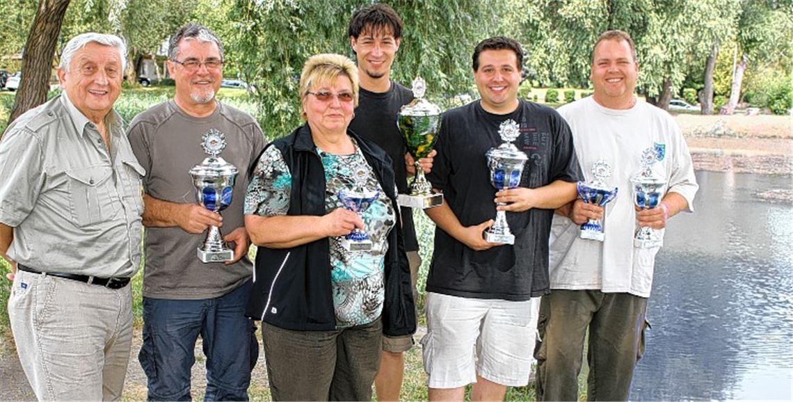 Der ASV-Vorsitzende Hermann Fasching (li.) zeichnet die erfolgreichen Angler aus.