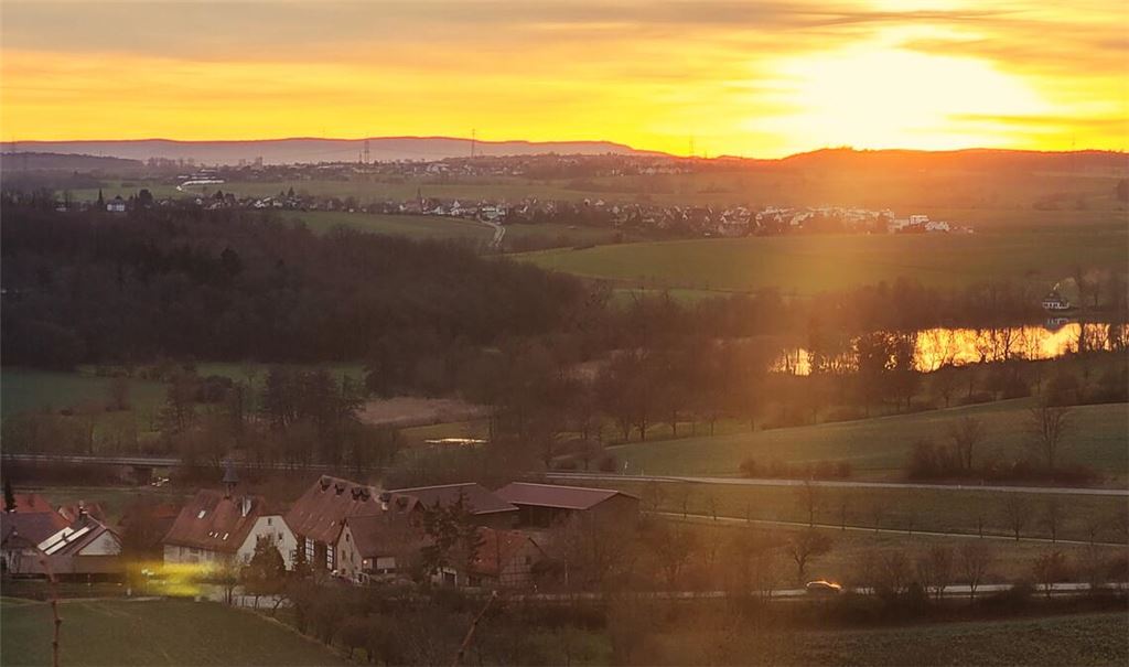 Der Aalkistensee als goldenes Auge in der Landschaft. Foto: Wolfgang Kroh, Knittlingen