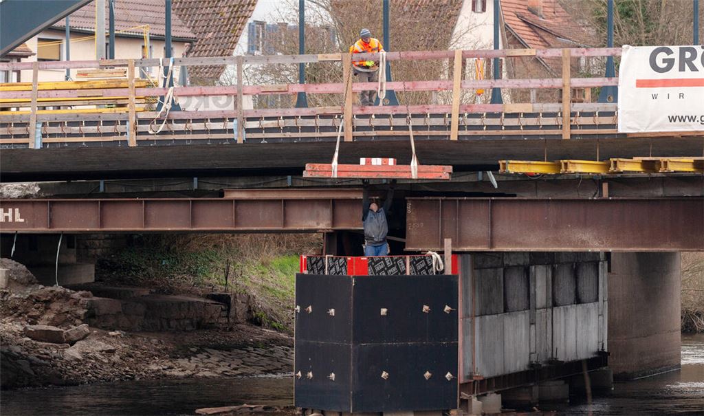 Der Abbau des Traggerüsts der neuen Brücke hat begonnen. Foto: Fotomoment
