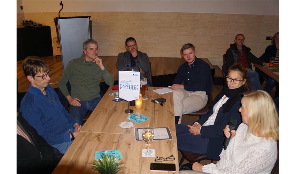 Der Abend ohne feste Tagesordnung führt zu einem angeregten Austausch. Foto: Bastian