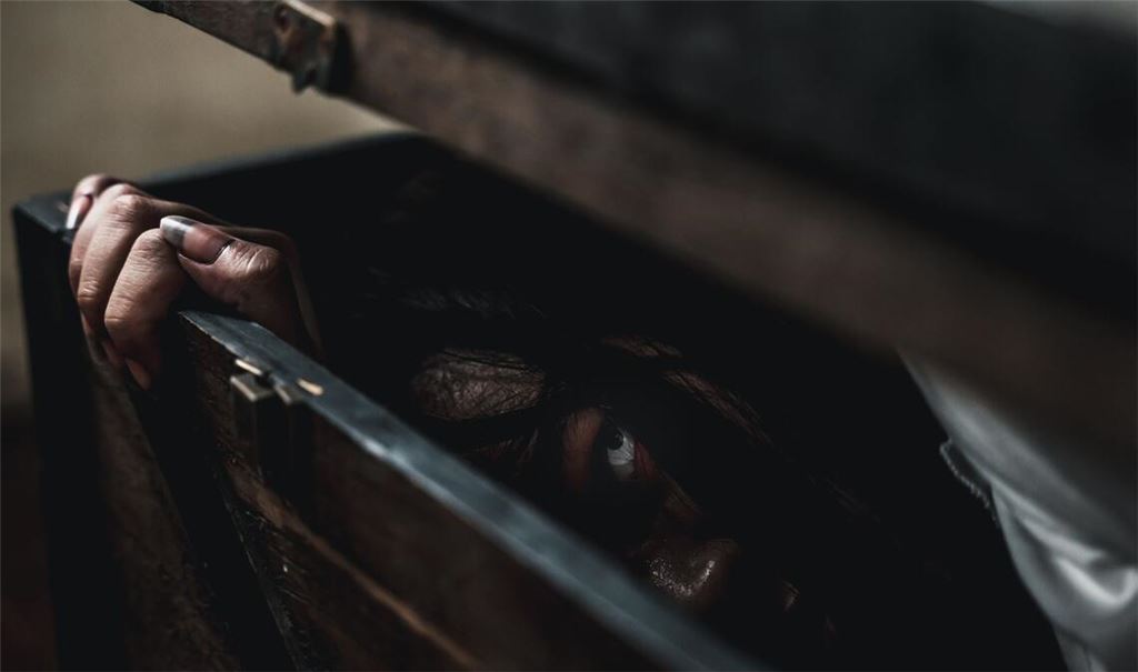 Der Aberglaube, dass Verstorbene nach ihrem körperlichen Ableben keine ewige Ruhe finden und sich wieder aus ihren Gräbern erheben, ist in vielen Kulturen verbreitet.