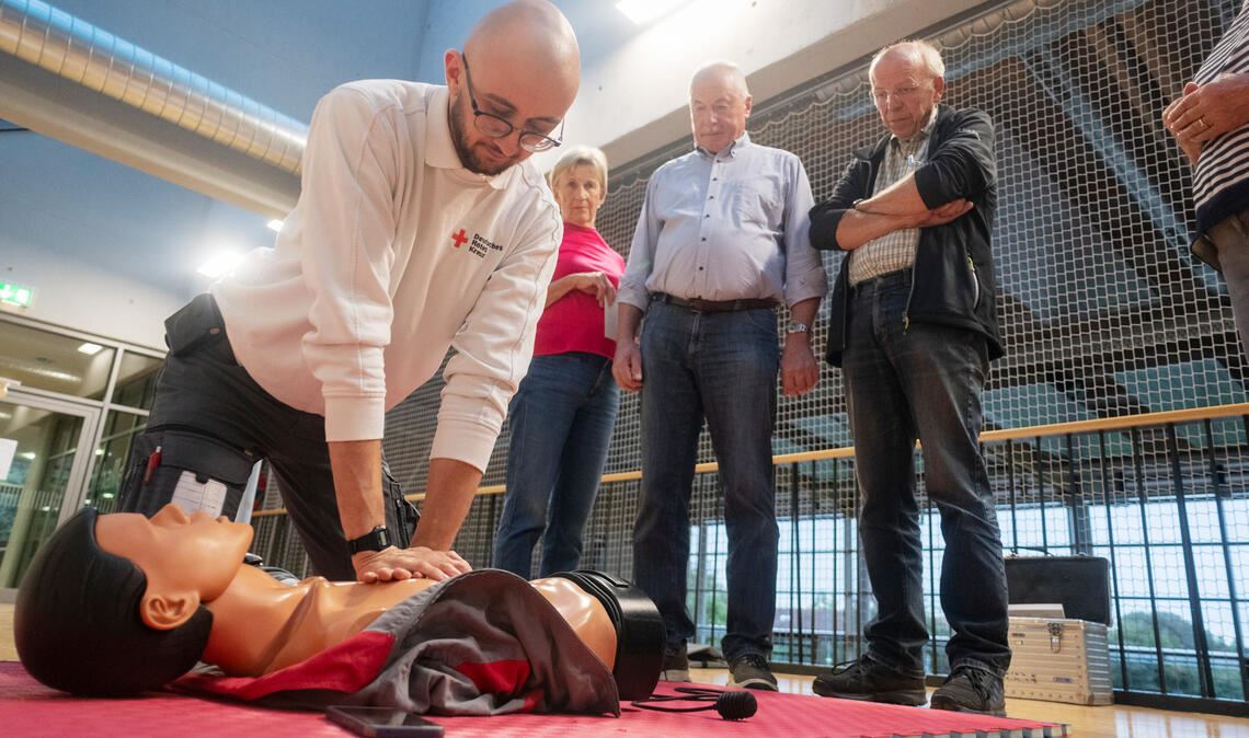 Der Ablauf einer Herz-Druck-Massage wird beim „Herztag“ erklärt und gezeigt. Foto: Fotomoment