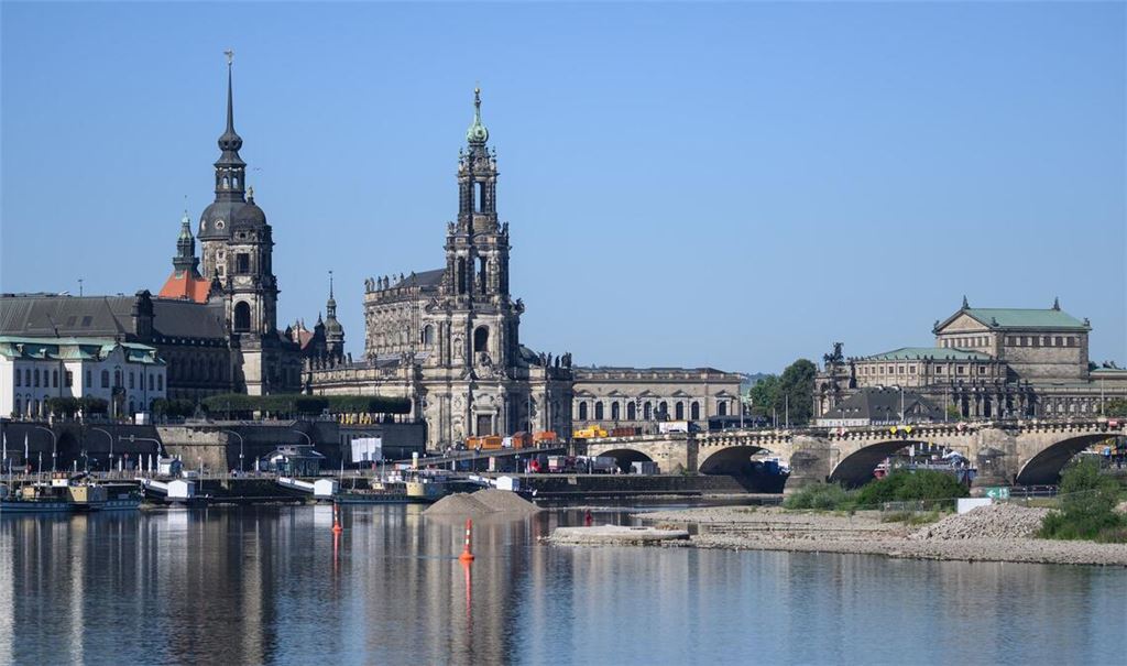 Der Abriss der im vergangenen Jahr teils eingestürzten Spannbetonbrücke kostet die Stadt nach eigenen Schätzungen rund 32 Millionen Euro - deutlich mehr als bislang angenommen. (Archivbild)
