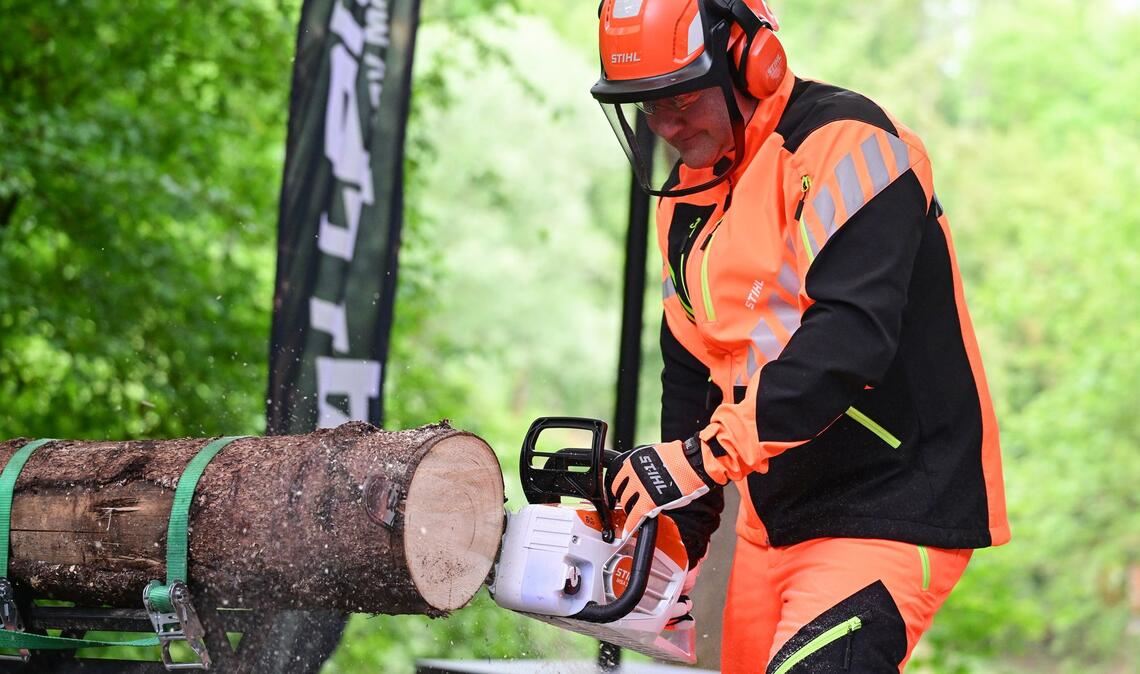 Der Absatz von Stihl-Akkugeräten war zuletzt gewachsen. Vorstands-Chef Traub sägt bei der Bilanz-Pressekonferenz mit einer neuen Stihl-Akkusäge einen Baumstamm.
