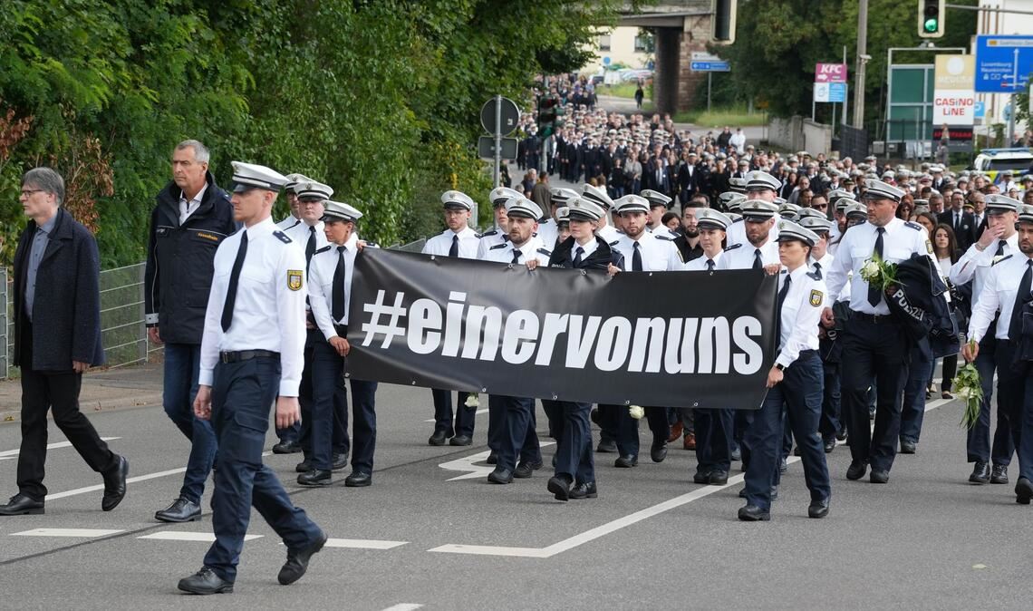 Tiefe Trauer im Saarland - Abschied von getötetem Polizisten Der Abschied mache "unendlich traurig", sagte der Pfarrer