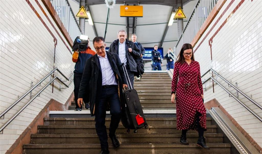 Der Abstecher nach Offenburg zum Landesparteitag dürfte Cem Özdemir im Gedächtnis bleiben. Hinterher hat er Ärger im Gepäck.