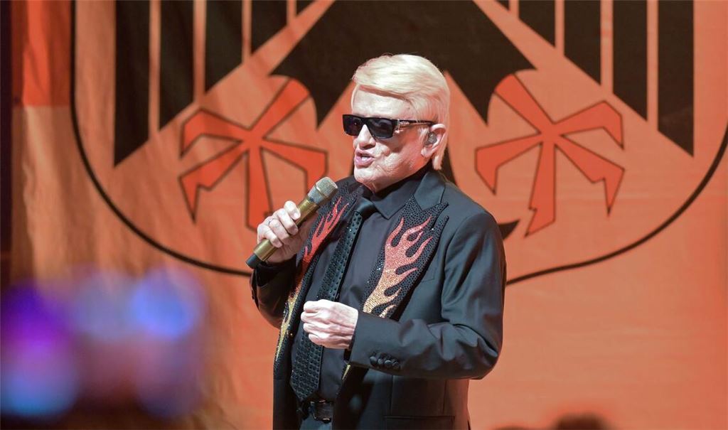 Der Adler leuchtet in Schwarz-Rot-Gold, wenn Heino auf der Bühne singt.