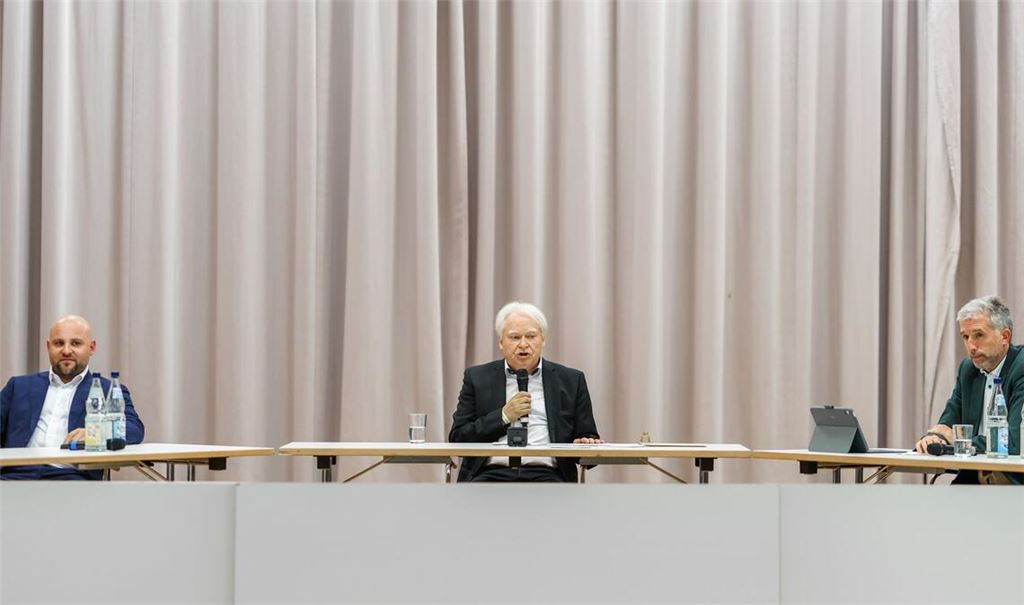 Der AfD-Landesvorsitzende Markus Frohnmaier (l) und Tübingens Oberbürgermeister Boris Palmer (r, parteilos) sitzen neben Moderator Joachim Knape (M)  zu einer Diskussionsrunde zusammen.