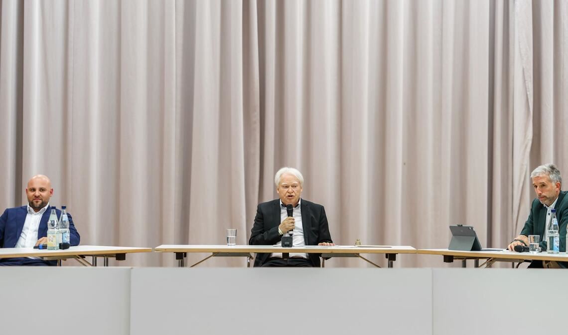 Der AfD-Landesvorsitzende Markus Frohnmaier (l) und Tübingens Oberbürgermeister Boris Palmer (r, parteilos) sitzen neben Moderator Joachim Knape (M)  zu einer Diskussionsrunde zusammen.