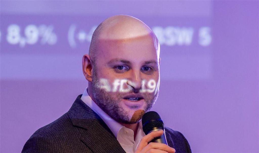 Der AfD-Spitzenkandidat für die Landtagswahl in Baden-Württemberg, Markus Frohnmaier will wenige Tage vor der Landtagswahl in die USA fliegen (Archivfoto).