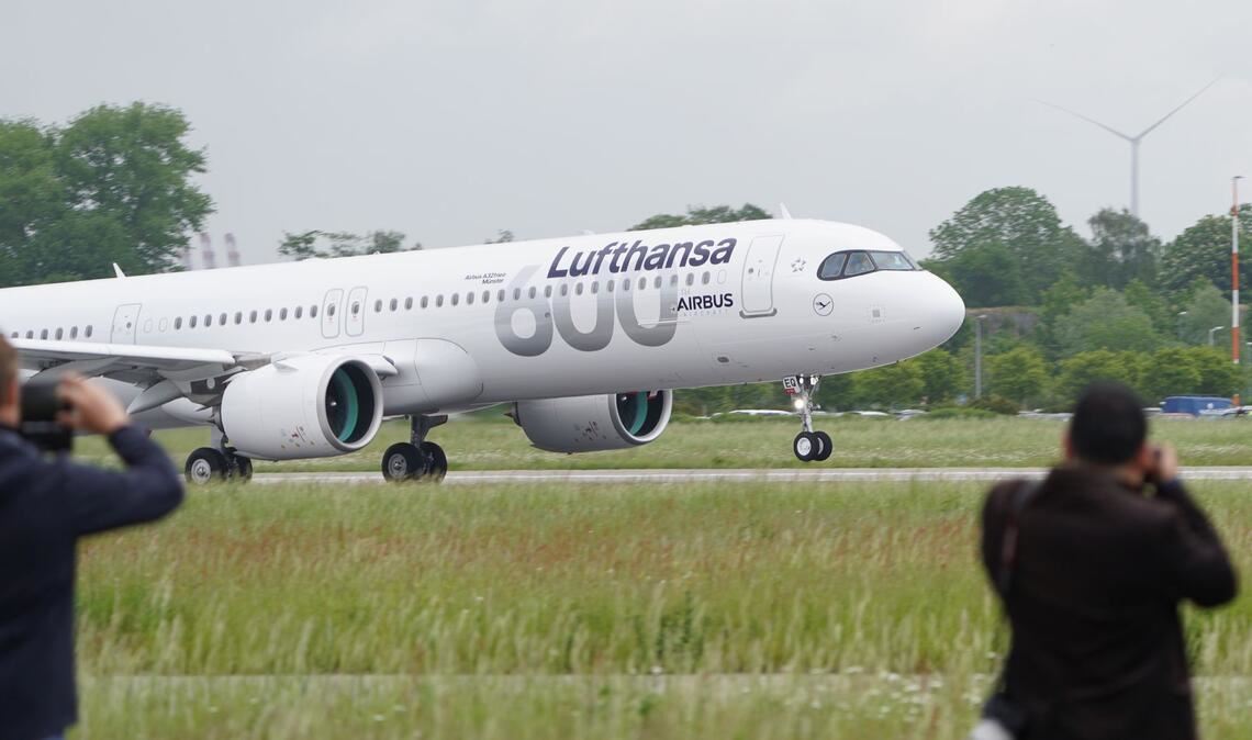 Der Airbus A321neo "Münster" der Fluggesellschaft Lufthansa hebt am Airbus-Werk in Finkenwerder zum Flug nach München ab.
