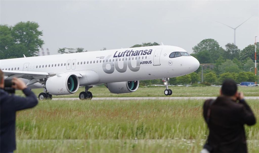 Der Airbus A321neo "Münster" der Fluggesellschaft Lufthansa hebt am Airbus-Werk in Finkenwerder zum Flug nach München ab.
