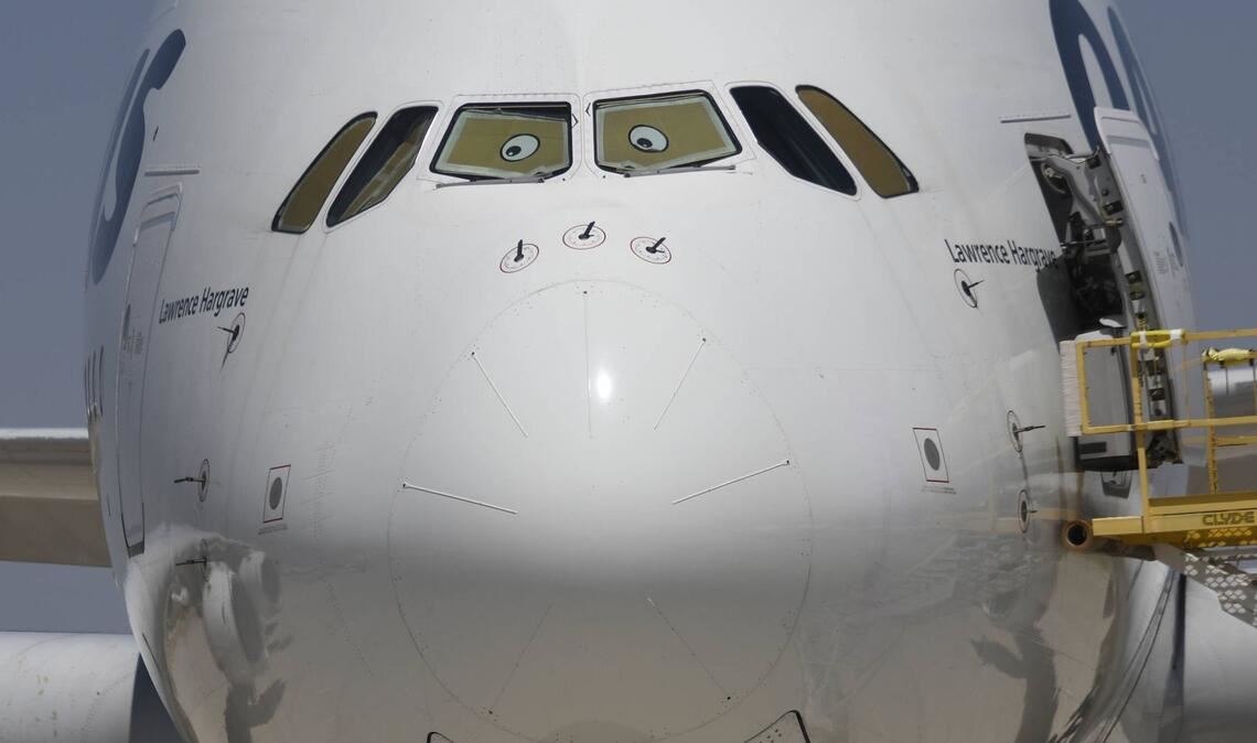 Der Airbus A380 ist das größte Passagierflugzeug der Welt und bietet je nach Konfiguration Platz für 450 bis über 600 Passagiere auf zwei durchgängigen Decks. An Bord des am Montag (2. März) von Abu Dhabi nach München gestarteten A380 der Lufthansa  waren aber lediglich die beiden Piloten.