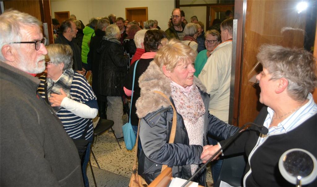 Der Andrang ist größer als gedacht: Viele Besucher sagen der scheidenden Stadtarchivarin Marlis Lippik (re.) persönlich Ade. Fotos: Stahlfeld