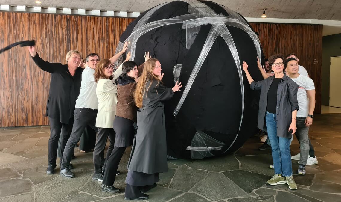 Der Anfang ist gemacht: Im Laufe des Mai wird der „Ornamenta-Black-Ball“ im Reuchlinhaus gefilzt. Zum Auftakt schaut Künstlerin Yvonne Dröge Wendel (li.) vorbei. Foto: Metzbaur