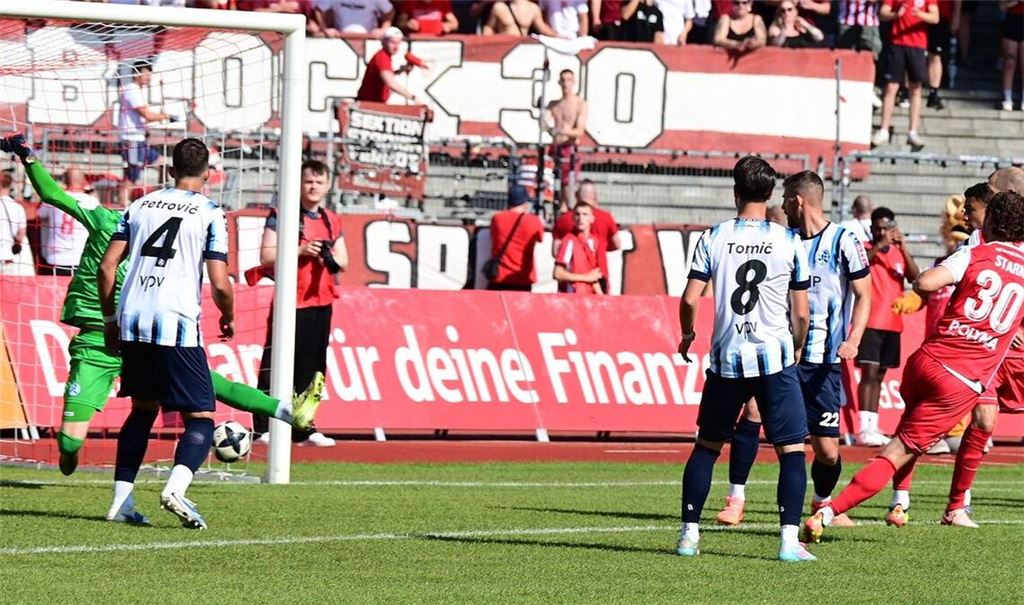 Der Anfang vom Kickers-Ende in Kassel: Yannick Stark trifft zur frühen 1:0-Führung.
