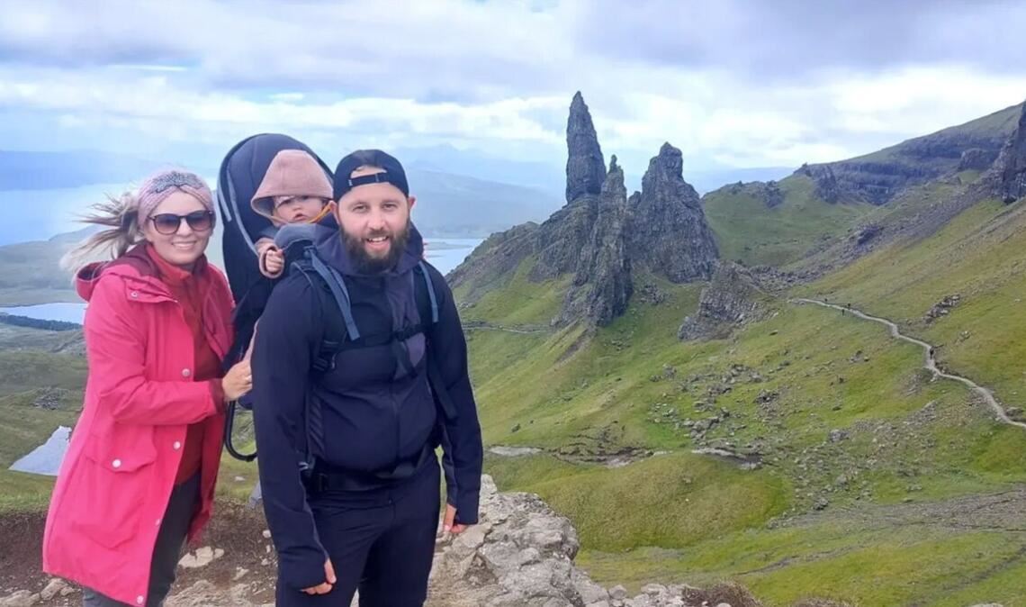 Der Anfang war holprig, dann fanden Sabrina und Sascha Prater aber zueinander. Ihr gemeinsames Hobby: Reisen. Da nehmen sie nun auch gerne ihre kleine Tochter mit.
