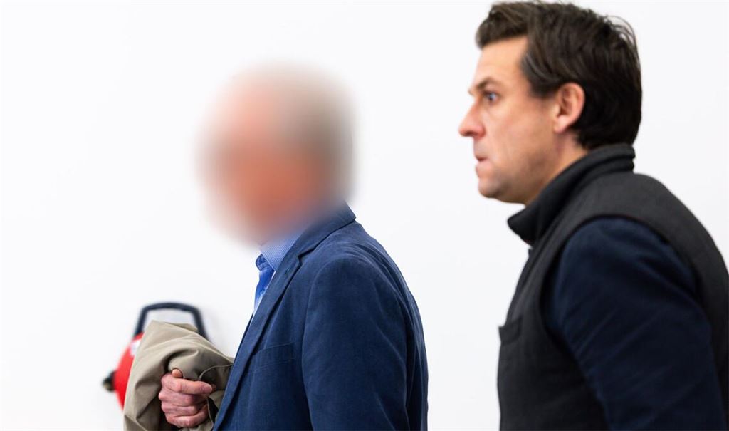 Der Angeklagte Hartmut Ebbing (l) und sein Anwalt Benedikt Mick (r) vor Verhandlungsbeginn im Landgericht Braunschweig. Der ehemalige Bundestagsabgeordnete steht wegen des Vorwurfs des sexuellen Missbrauchs von Kindern vor Gericht (Archiv).