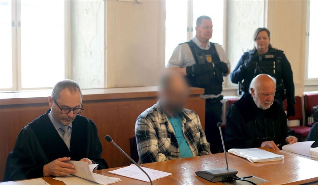 Der Angeklagte (M) und die Rechtsanwälte Andreas Kugel (l) und Raol Sander sitzen im Landgericht zu Beginn des Prozesses wegen versuchten Mordes.