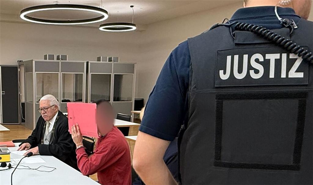 Der Angeklagte (Mitte) sitzt neben seinem Anwalt im Gerichtssaal. (Archivbild)