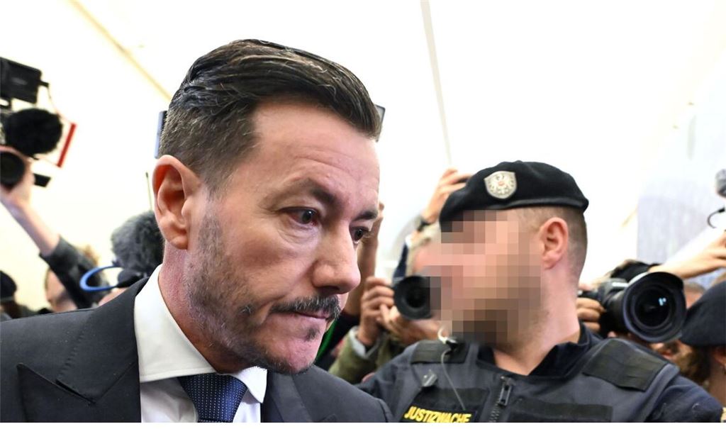 Der Angeklagte René Benko verlässt nach der Urteilsverkündung am zweiten Verhandlungstag das Landesgericht. Der Ex-Milliardär ist wegen Schädigung seiner Gläubiger zu zwei Jahren Haft verurteilt worden.