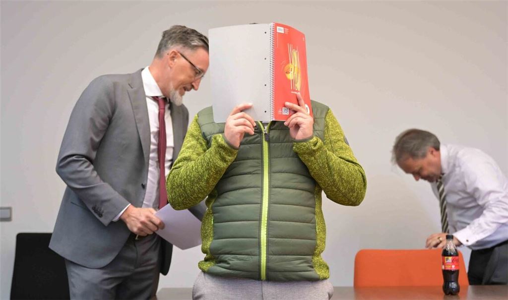 Der Angeklagte bestreitet die Vorwürfe.