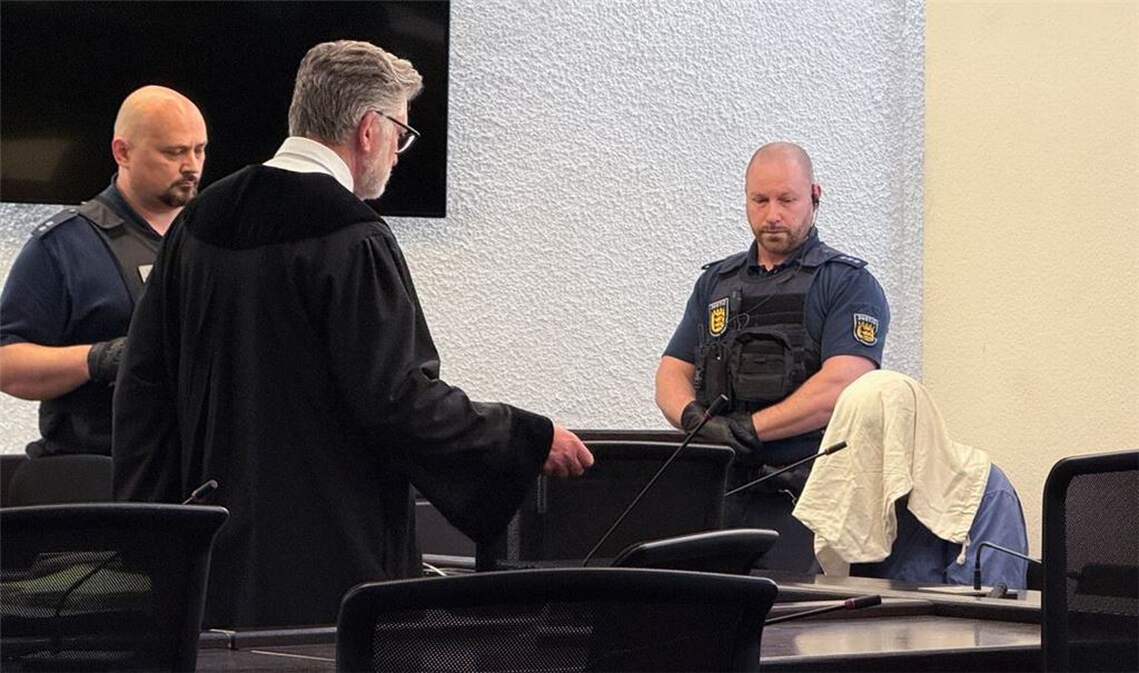 Der Angeklagte kam mit verdecktem Gesicht in den Gerichtssaal.