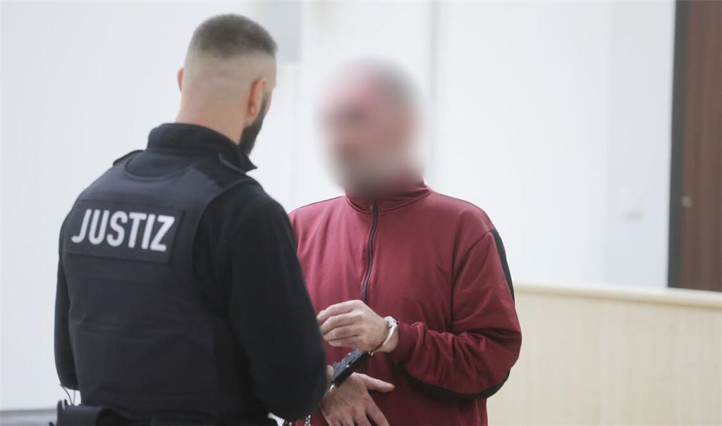 Der Angeklagte ließ über seinen Verteidiger erklären, dass er die Tat zutiefst bereue.