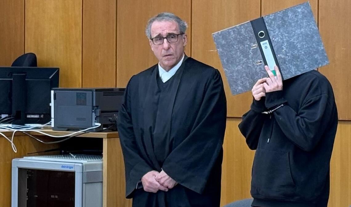 Der Angeklagte (r) im Prozess um eine getötete Seniorin in Kehl steht im Gerichtssaal des Landgerichts Offenburg neben seinem Anwalt Wolfgang Reichert.