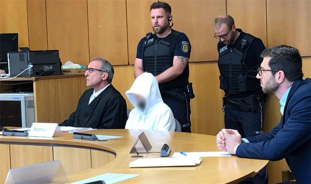 Der Angeklagte sitzt neben seinem Verteidiger vor dem Prozessbeginn (Archivbild).