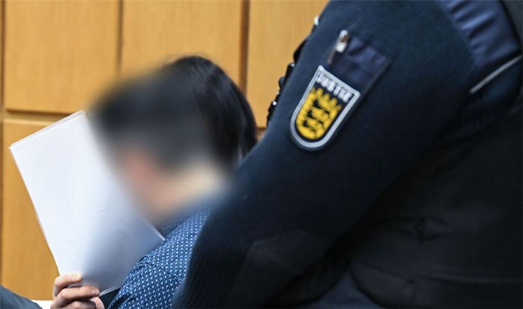 Der Angeklagte sitzt zum Prozessbeginn im Landgericht Heilbronn im Gerichtssaal.