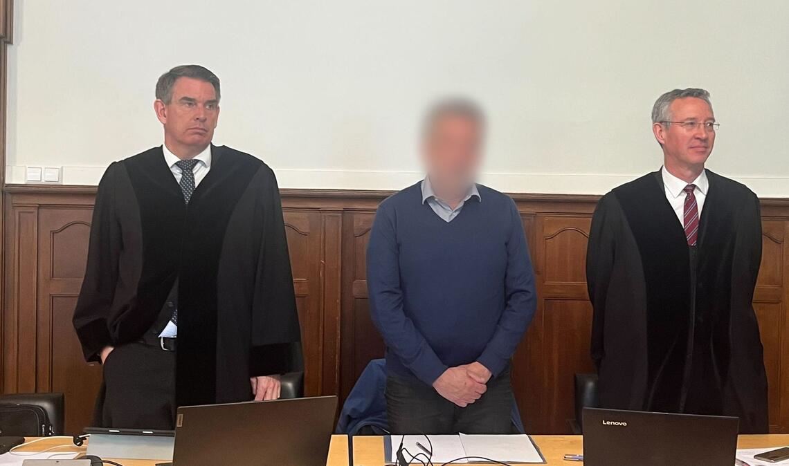 Der Angeklagte steht zwischen seinen Verteidigern Lars Willems (l) und Steffen Kazmaier (r) im Gerichtssaal vom Landgericht Rottweil.
