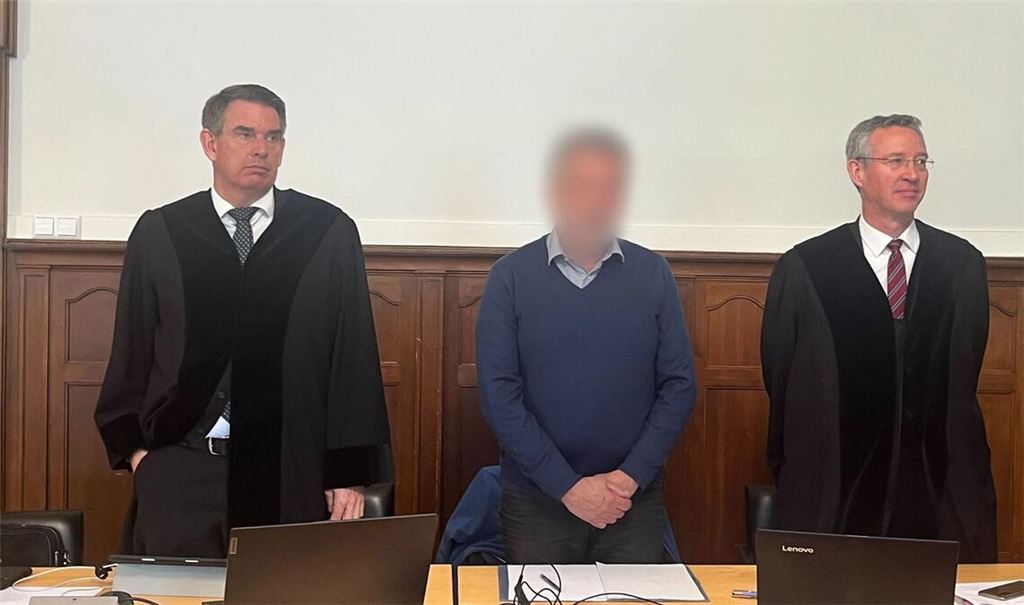 Der Angeklagte steht zwischen seinen Verteidigern Lars Willems (l) und Steffen Kazmaier (r) im Gerichtssaal vom Landgericht Rottweil.