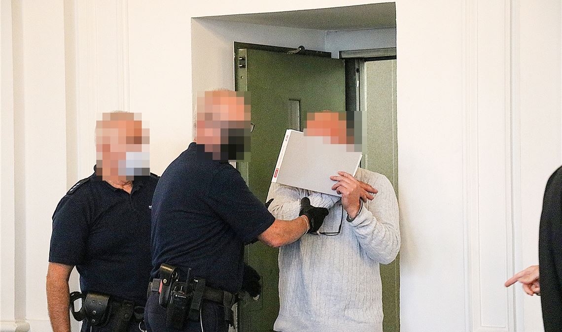 Der Angeklagte verdeckt beim Prozessauftakt sein Gesicht im Gerichtssaal. Archivfoto: oda