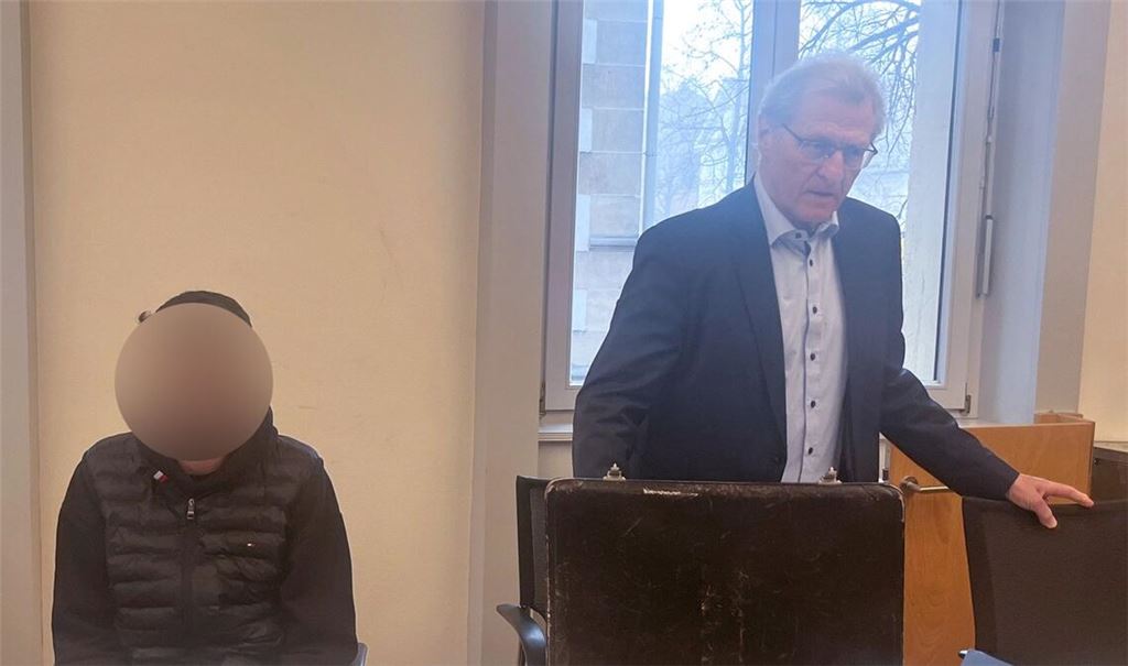 Der Angeklagte vor dem Landgericht Reutlingen.