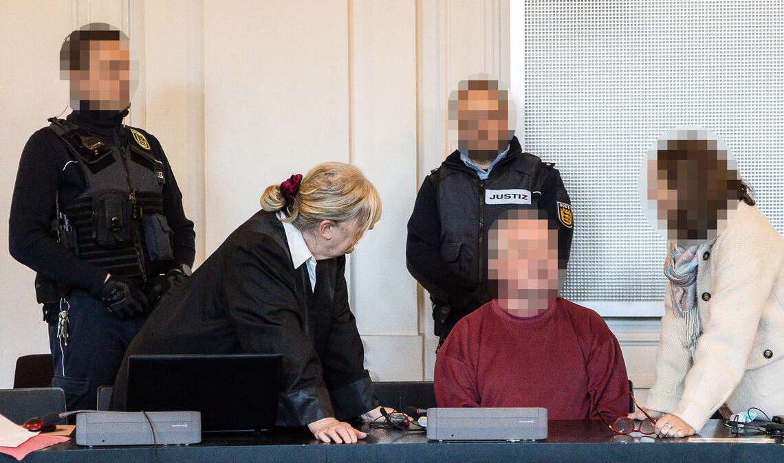 Der Angeklagte zwischen seiner Verteidigerin Susanne Burkhardt (li.) und der Dolmetscherin. Foto: Waidelich