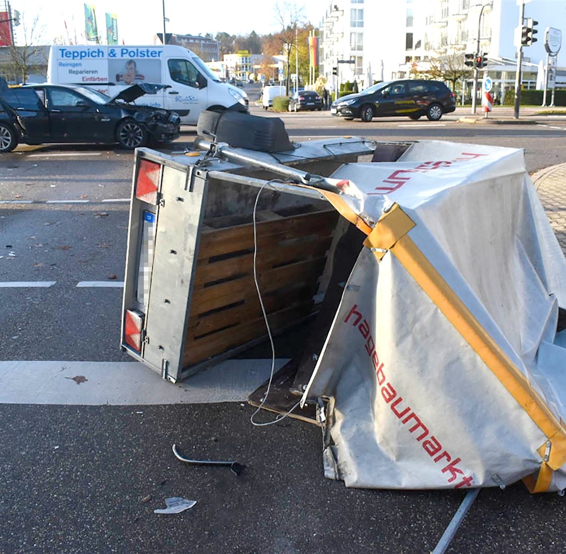 Der Anhänger des beteiligten Kleintransporters wird beim Zusammenstoß völlig zerstört. Foto: Myroshnichenko