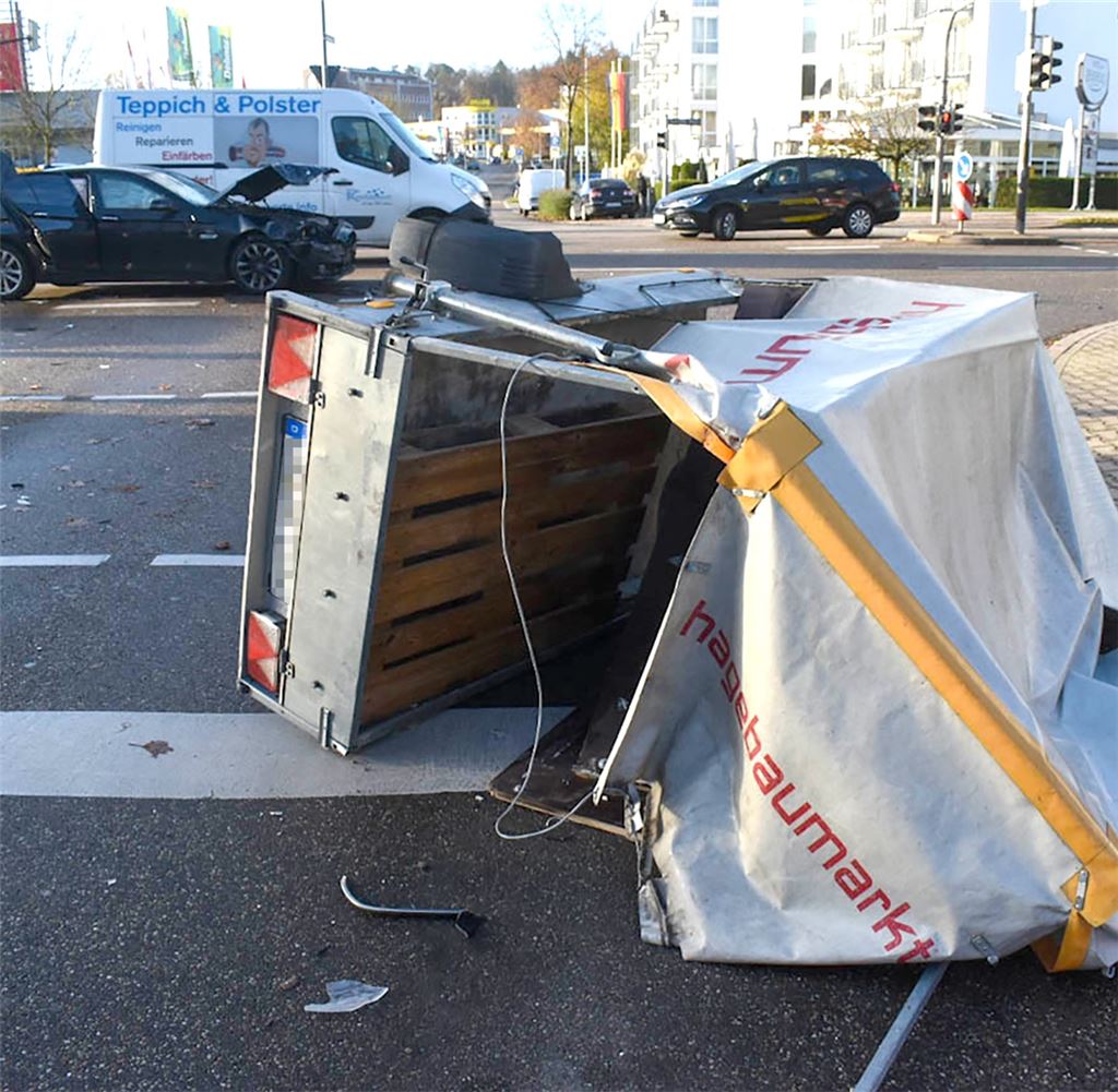 Der Anhänger des beteiligten Kleintransporters wird beim Zusammenstoß völlig zerstört. Foto: Myroshnichenko