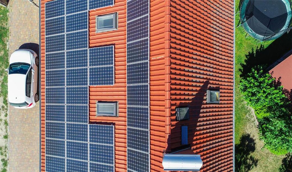 Der Anstieg der Öl- und Benzinpreise führt zu verstärkter Nachfrage nach Solaranlagen und Elektroautos. (Symbolbild)