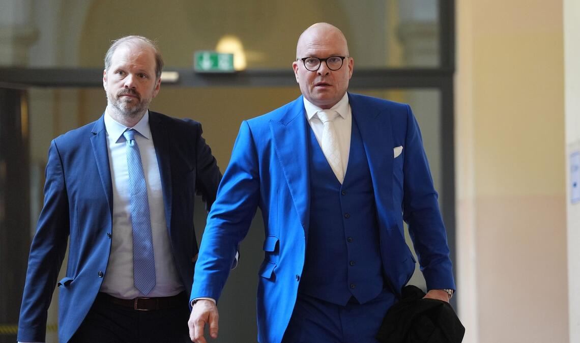 Angeklagter zu Entführung: Wollten Block-Familie helfen Der Anwalt des israelischen Angeklagten, Sascha Böttner (r.), auf dem Weg ins Gericht.