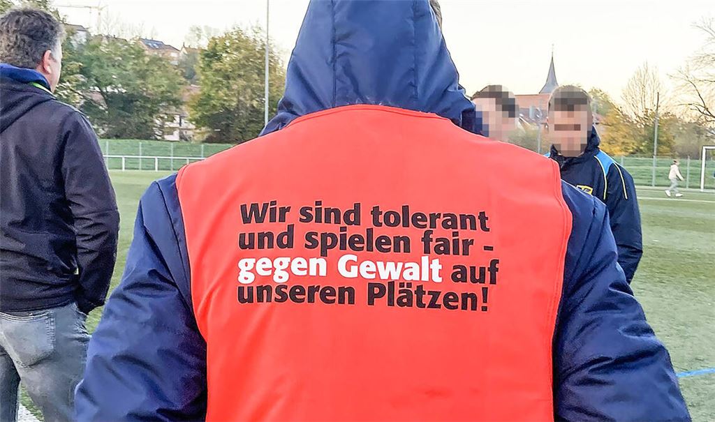 Der Appell auf der Weste eines Ordners in Lomersheim findet nicht immer und überall Beachtung, wie eine heftige Auseinandersetzung beim Fußball in Eisingen zeigt. Symbolfoto: Archiv