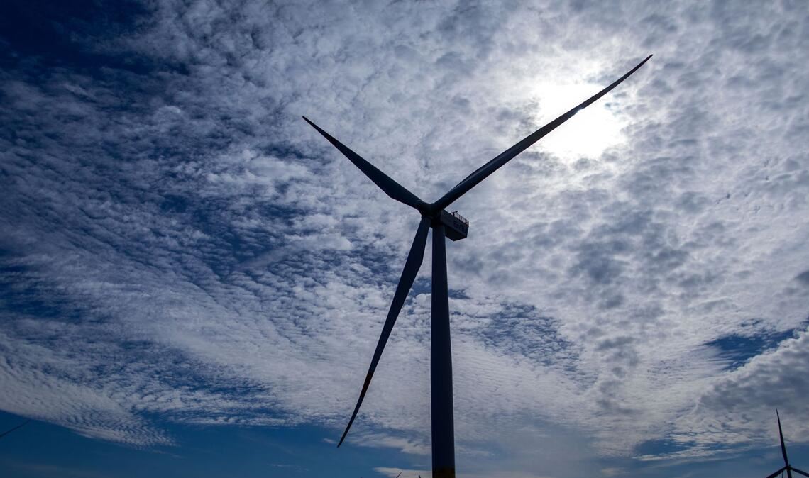 Der Arbeitskorb, der sich im Inneren einer Windenergieanlage befand, stürzte ab. (Symbolbild)