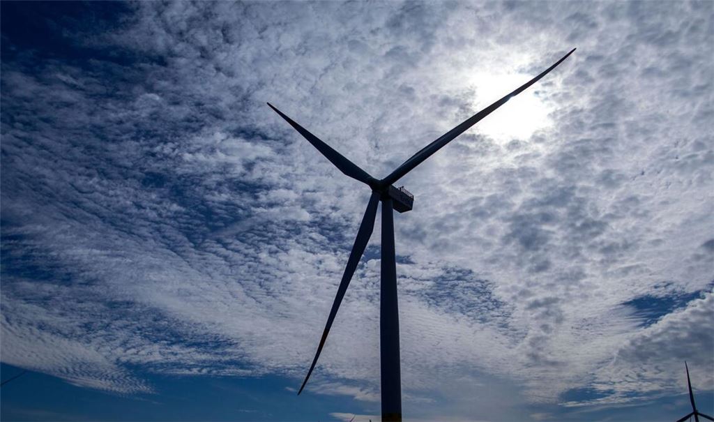 Der Arbeitskorb, der sich im Inneren einer Windenergieanlage befand, stürzte ab. (Symbolbild)