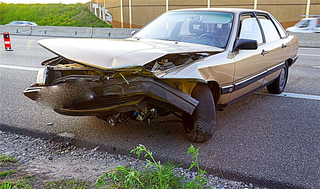 Der Audi 100 Baujahr 1986 wird bei der Karambolage stark beschädigt. Foto: Einsatz-Report 24
