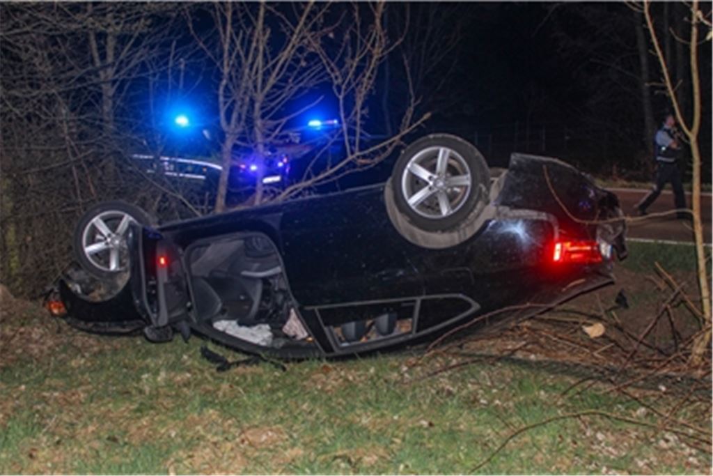 Der Audi des 18-jährigen Fahrers bleibt auf dem Dach liegen.Foto: Markus Rott/Einsatz-Report24