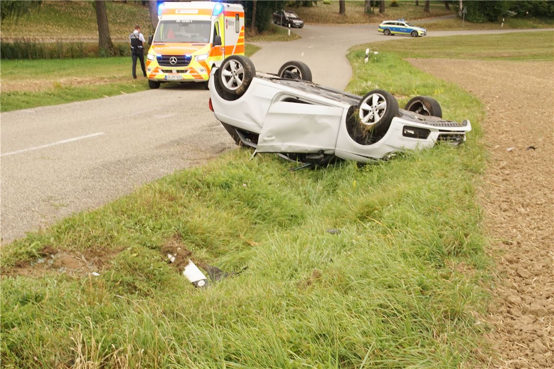 Oetisheim-Erlenbach: Pkw kommt von Fahrbahn ab und ueberschlaegt sich - eine Person Verletzt